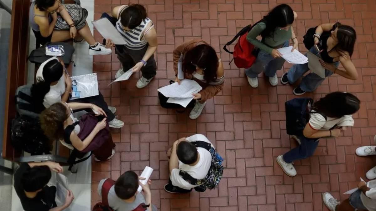 Un grupo de estudiantes hace un repaso antes del examen.