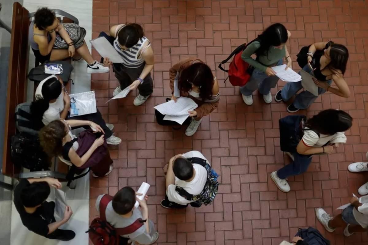 Un grupo de estudiantes hace un repaso antes del examen.