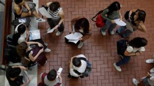 Un grupo de estudiantes hace un repaso antes del examen.