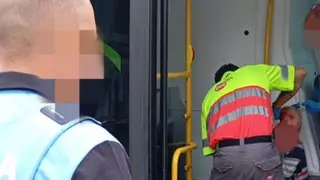 Un pasajero resulta herido tras una caída en el interior de una guagua en Las Palmas de Gran Canaria