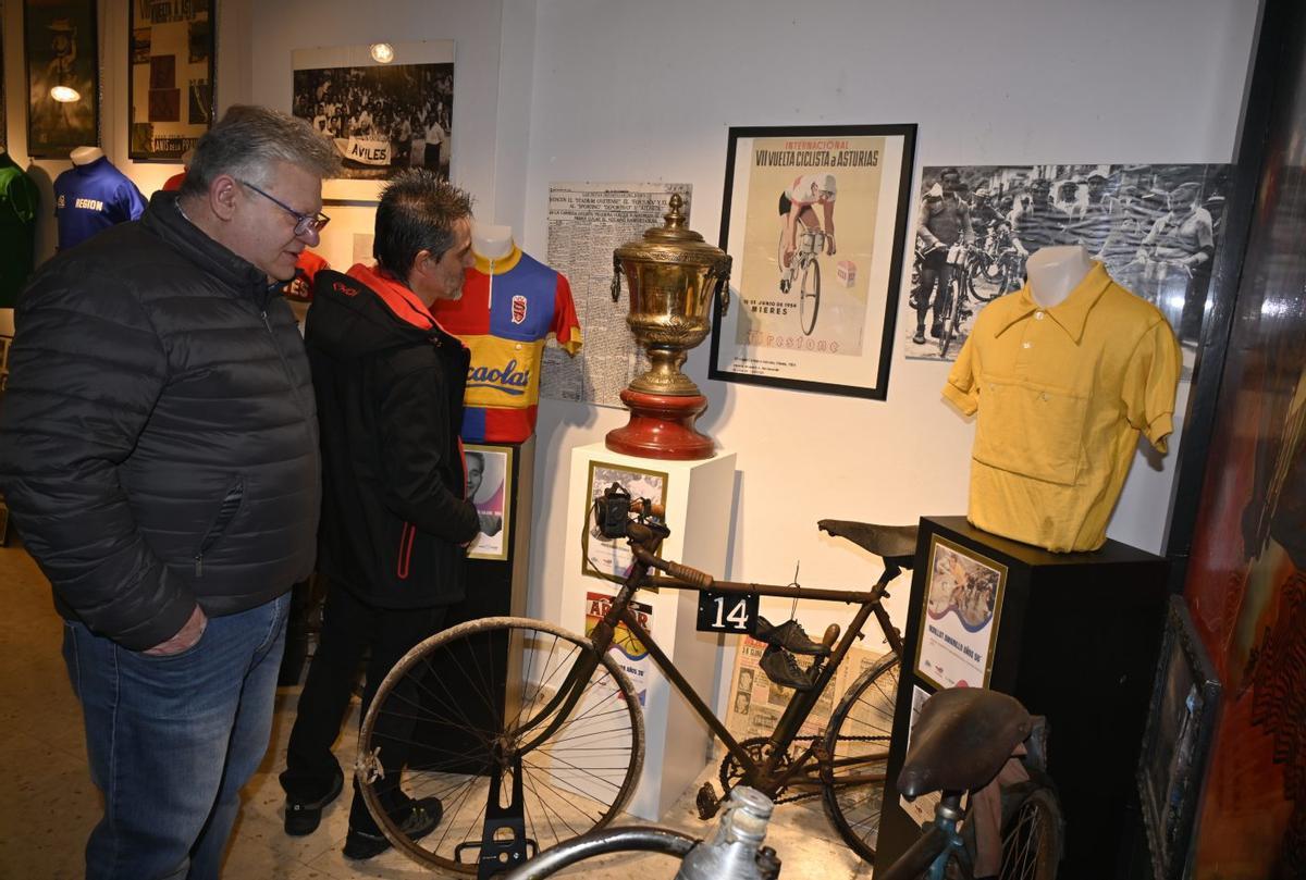 Una reciente exportación sobre ciclismo organizada en Lena, con material que estará en el museo. | ROBERTO MENÉNDEZ
