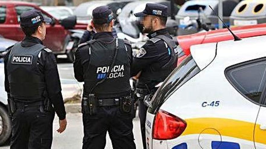 Policías locales de Ibiza, en una imagen de archivo.