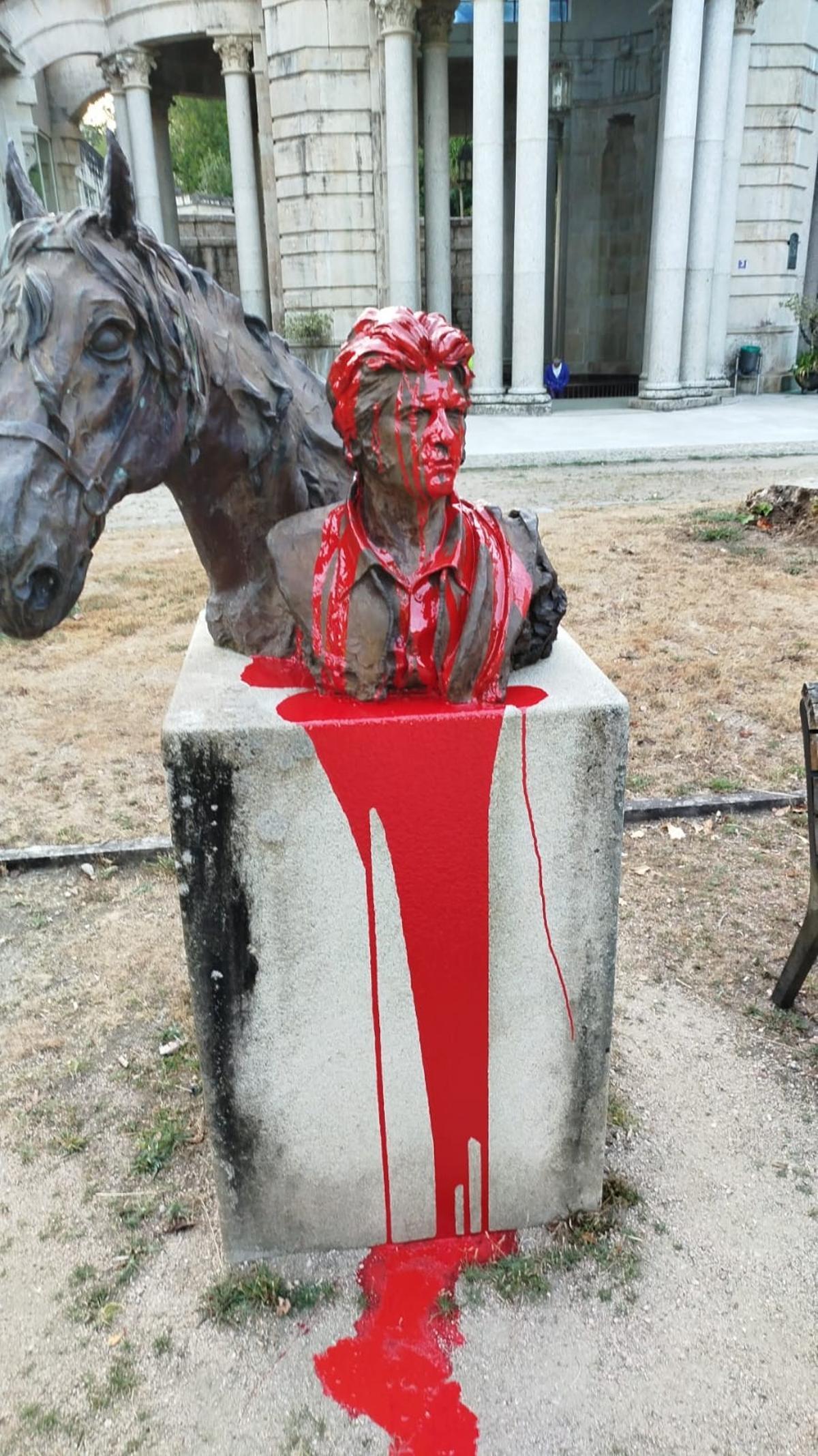 Vierten pintura roja sobre la composición escultórica que Mondariz-Balneario dedicó a Sancho Gracia hace diez años, el día en el que su nieto fue condenado a cadena perpetua..