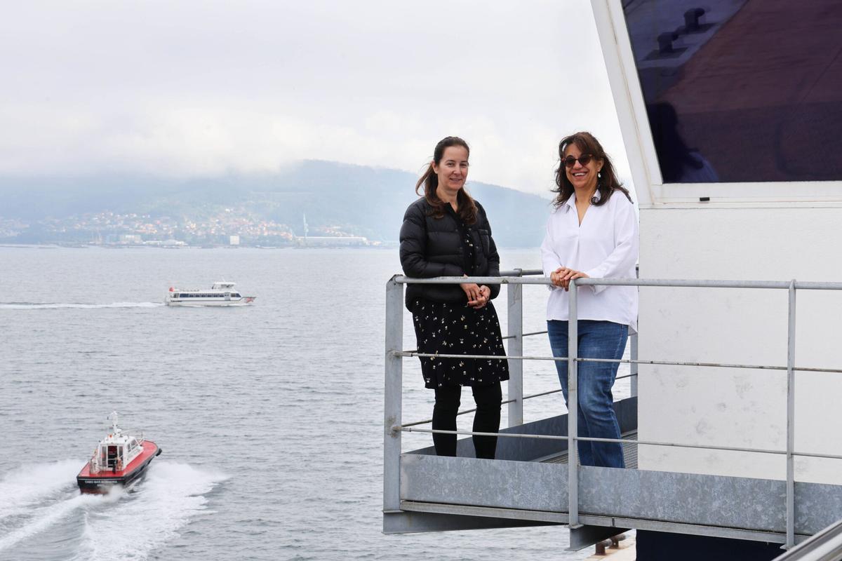 Jana Pérez, jefa del CCS de Vigo, y Mercedes Bouza, controladora marítima, en la azotea del centro, con la ría de fondo.