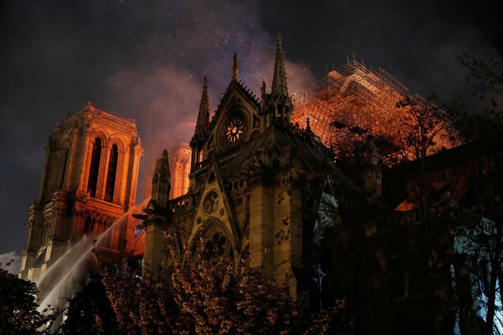 Grave incendio en la catedral de Notre-Dame