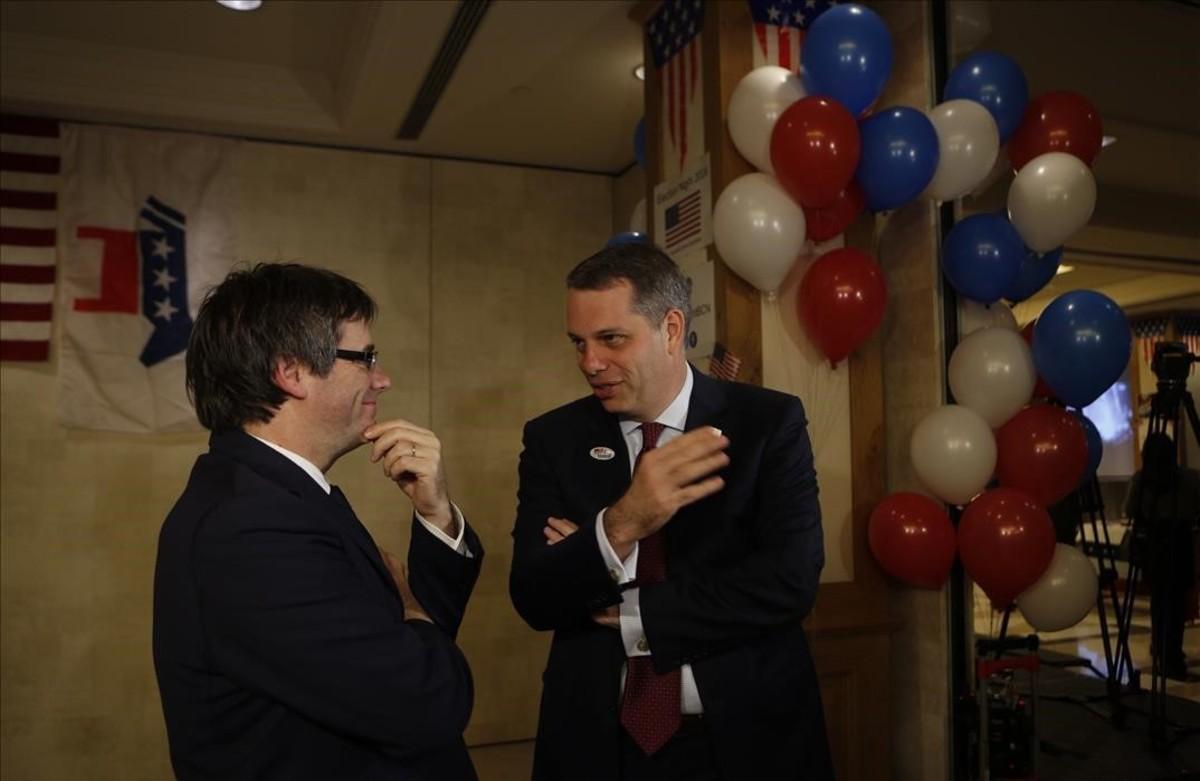 El presidente de la Generalitat, Carles Puigdemont, y el consul de EEUU en Barcelona, Marcos Mandojana, en el Hotel Majestic de Barcelona.