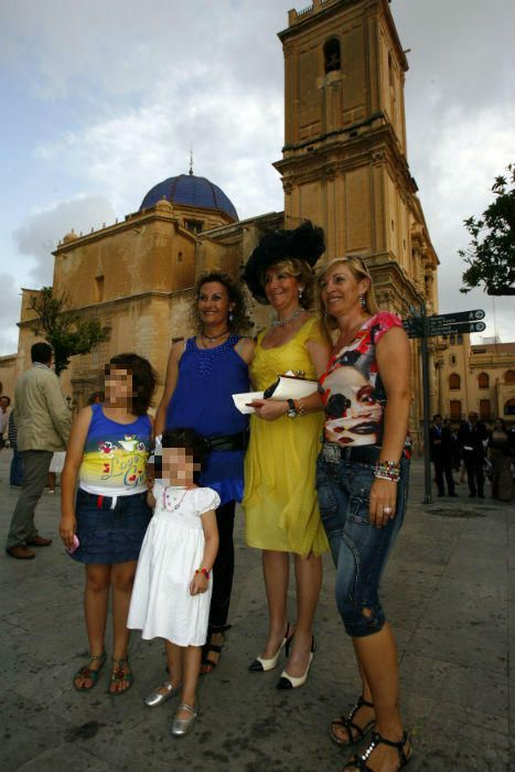 Invitados y curiosos en la boda en Santa María