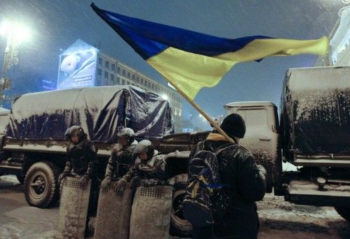 La policía ucraniana empezó hoy a dispersar a los manifestantes opositores que bloquean el acceso a los edificios del Gobierno en Kiev e irrumpió en la sede del principal partido opositor, Batkivschina