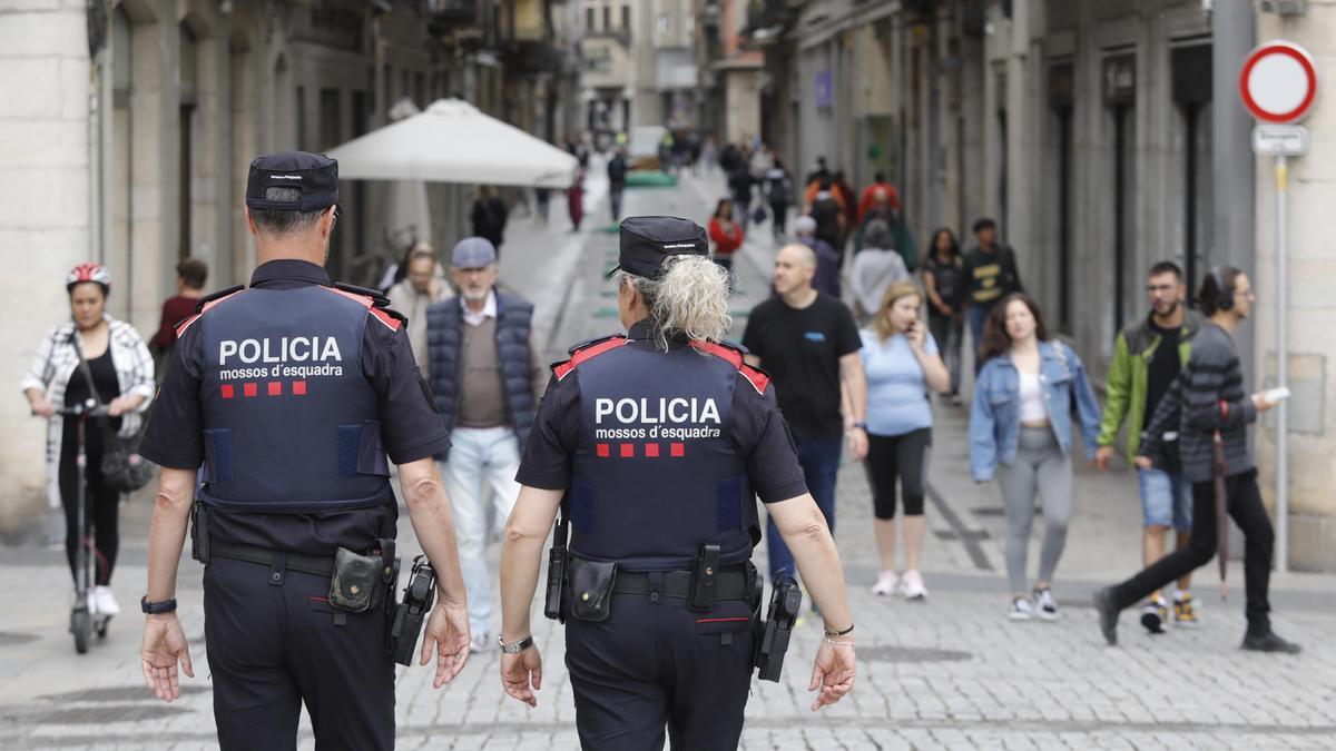 Agents del Grup de Proximitat al carrer Nou de Girona.