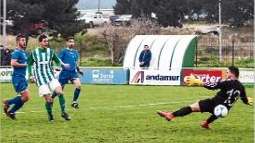 Gerard Muñoz bat el porter del Lloret Juqui en el partit d&#039;ahir.