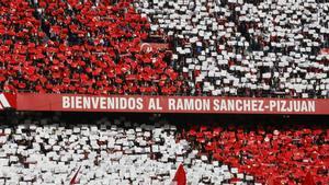 Aficionados del Sevilla animan a su equipo antes del partido de LaLiga entre Sevilla FC y Real Betis celebrado este domingo en el Estadio Ramón Sánchez-Pizjuán.