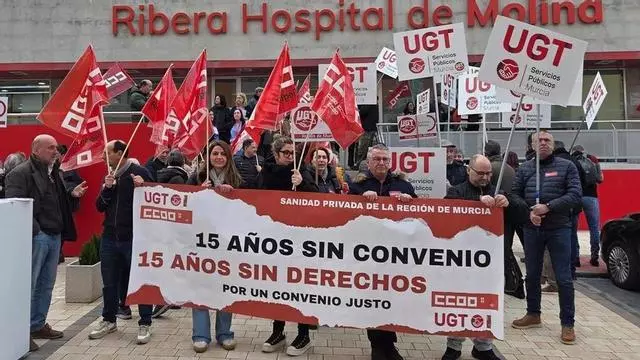 Protesta de CC OO y UGT a las puertas del Hospital de Molina para denunciar el bloqueo del convenio de la sanidad privada