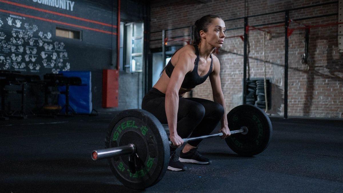 Una mujer hace ejercicios de fuerza.