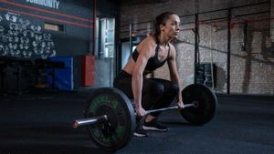 Una mujer hace ejercicios de fuerza.