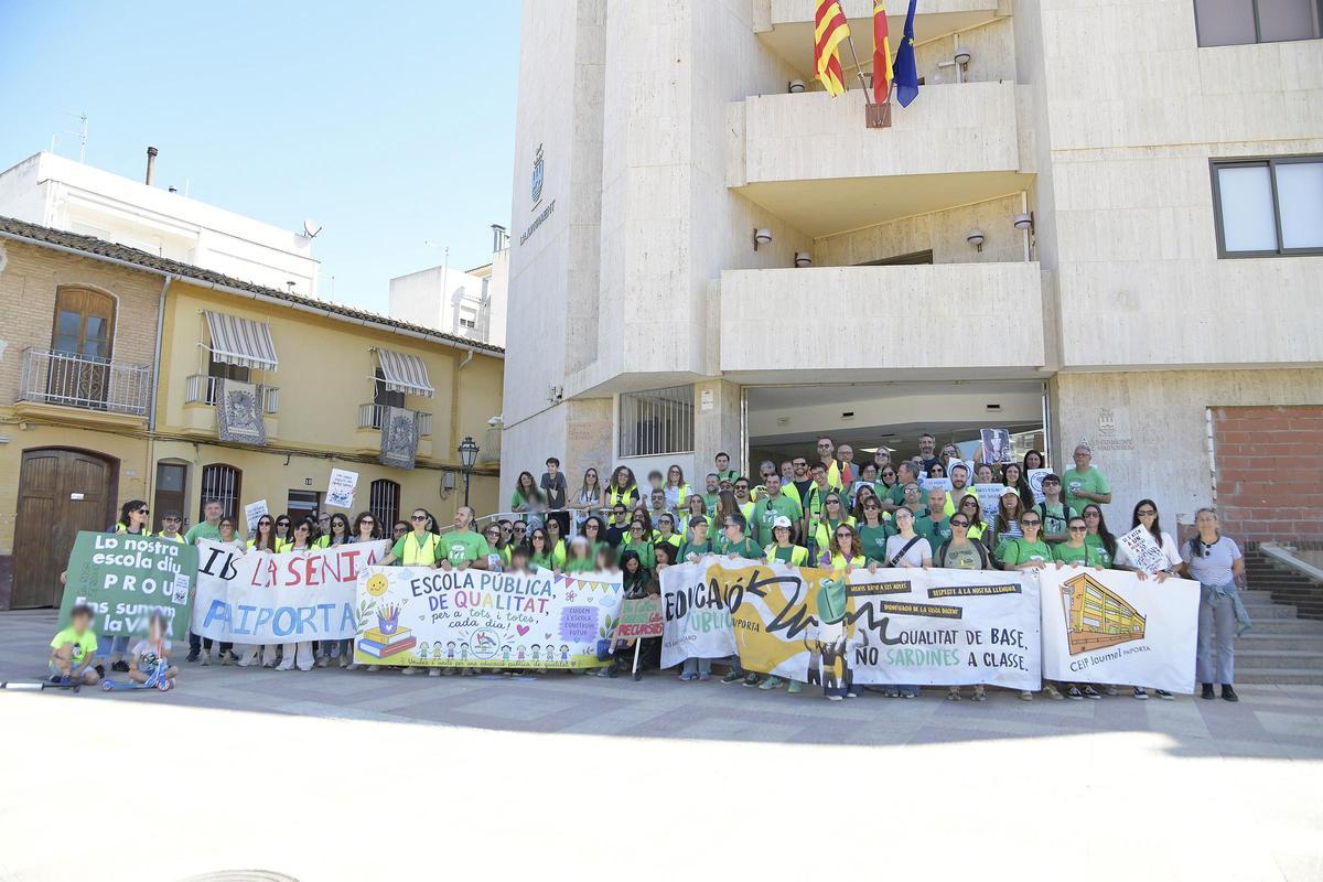 Concentración en el Ayuntamiento de Paiporta.