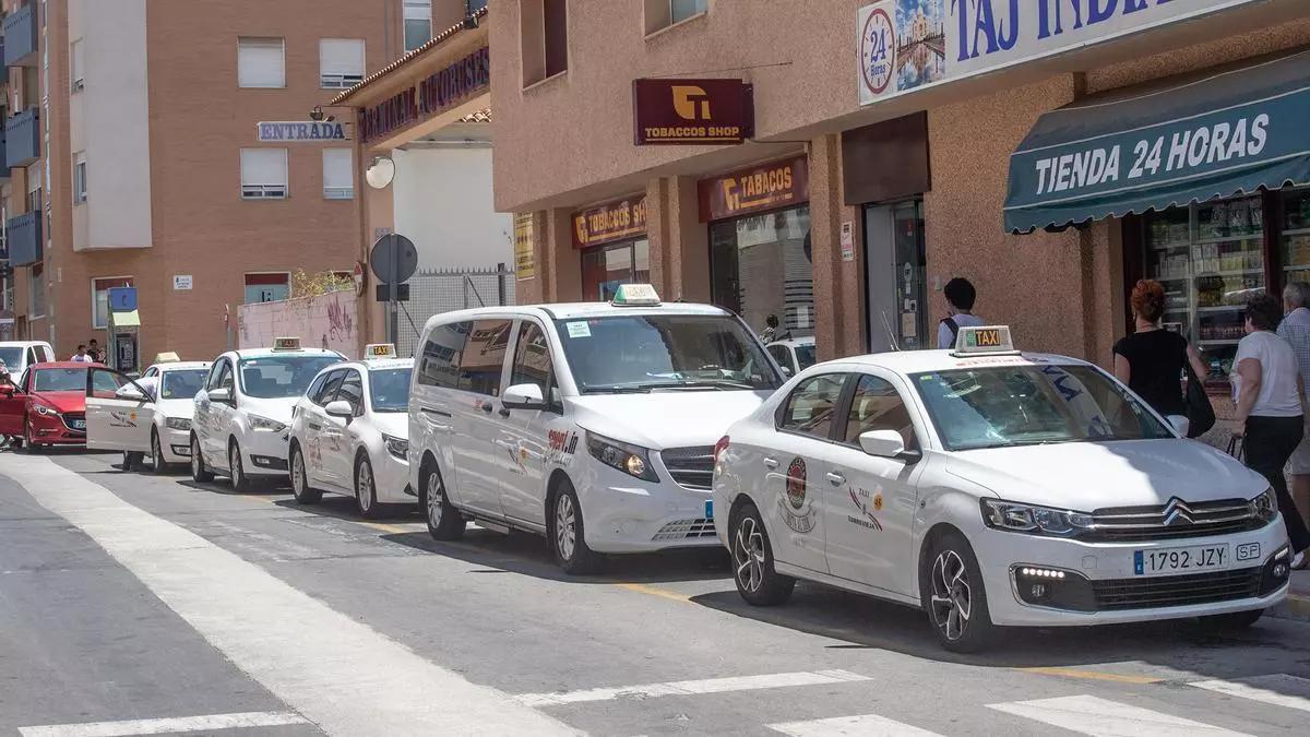 Parada de taxi en la terminal privada de autobuses de Torrevieja