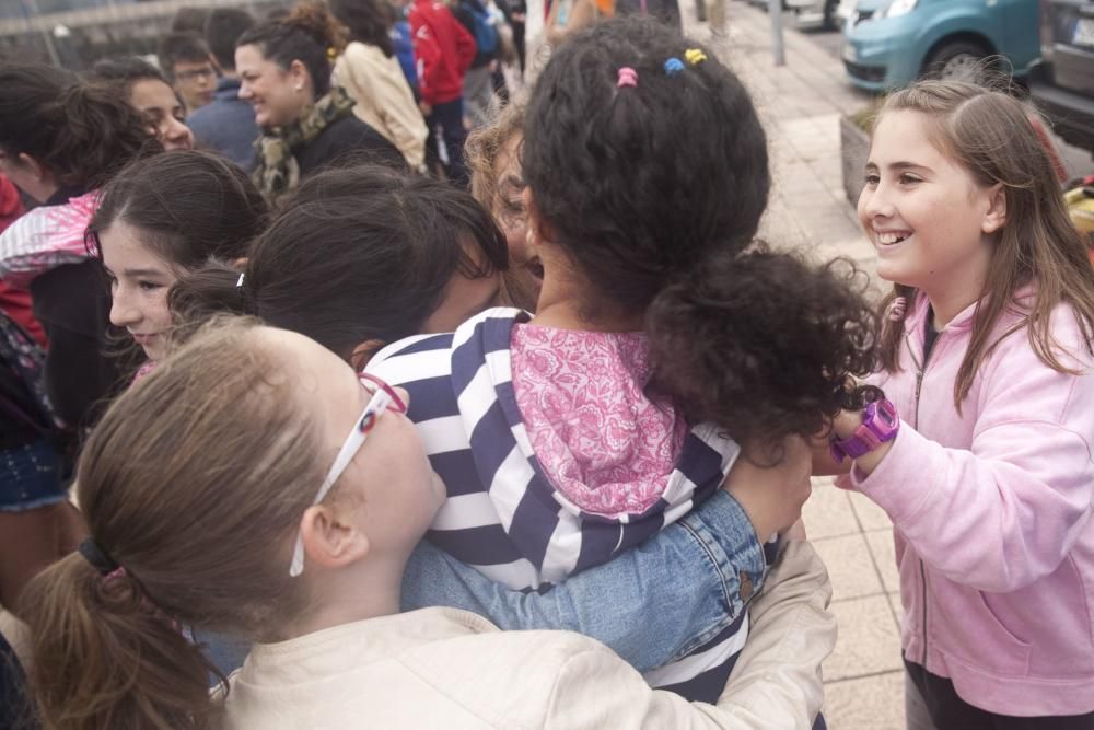 Botadura de chalanas de cartón en Marina Yates, en Gijón