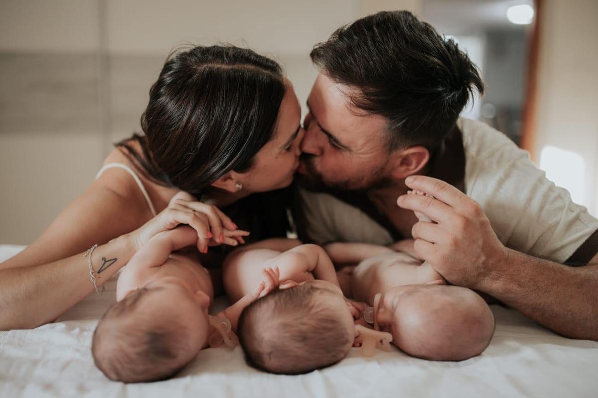 Una imagen de felicidad de la familia unida ante un momento especial