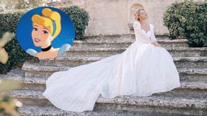 Fotografía sin fecha cedida por Disney de una modelo luciendo el traje de novias de Cenicienta en un brillante tono azul platinado que conmemora el 75 aniversario de la película clásica y que forma parte de los 22 diseños inspirados en las princesas de Disney. Disney anunció este viernes una espectacular colección de vestidos de novia para 2025, que rinde homenaje a sus queridas princesas, fruto de su colaboración con Allure Bridals, que llega a su sexto año de trabajo conjunto.