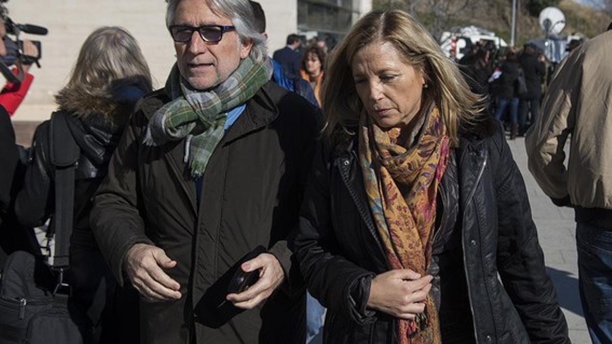 La vicepresidenta del Govern, Joana Ortega, llega acompañada del diputado de CiU Josep Sánchez Llibre.