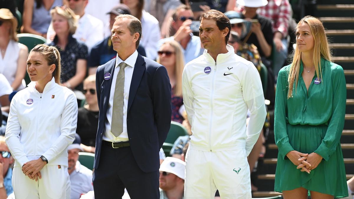 Nadal, este domingo, entre Edberg y Kvitova, en el acto de conmemoración del centenario de la pista central de Wimbledon.