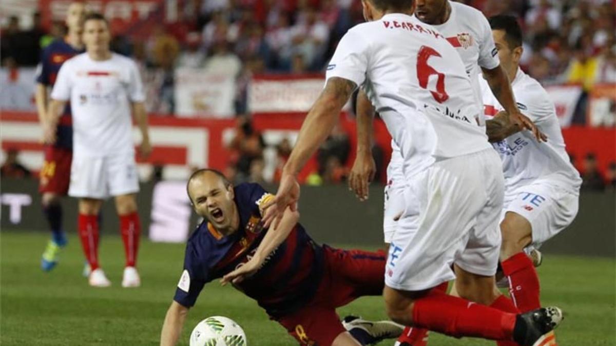 Iniesta llevó de cabeza al Sevilla