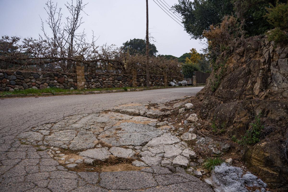 Urbanización Castellar d'Índies, en Sant Cebrià de Vallalta, con deficiencias urbanísticas: terrenos sin asfaltar o mal asfaltados, problemas de alumbrado público, desprendimientos y falta de una red de alcantarillado.