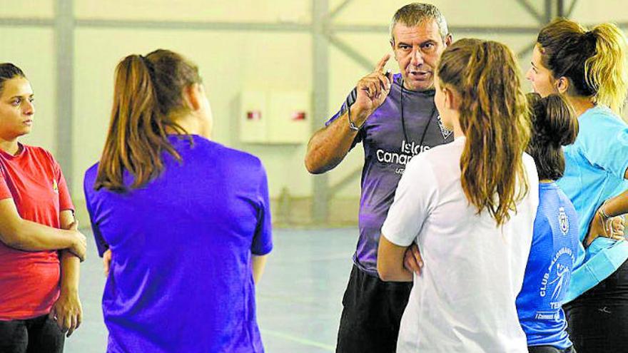 Lolo Galván, en un entrenamiento con el Tejina.