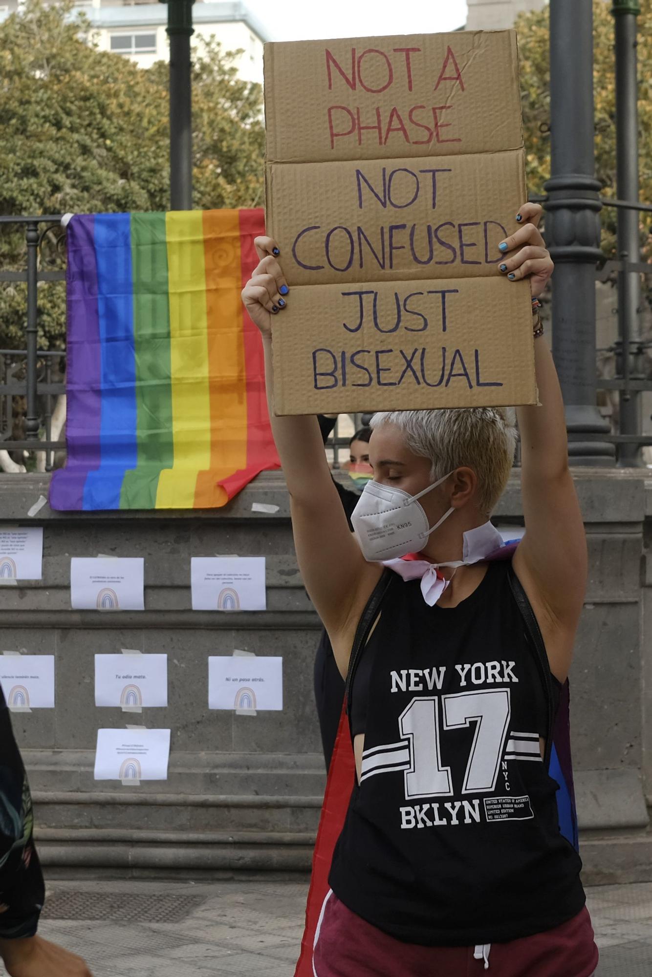 Concentración contra la LGTBIfobia en el parque de San Telmo