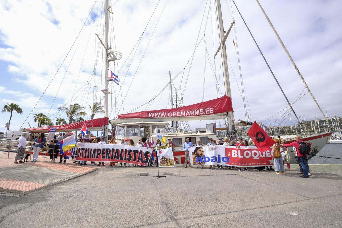Open Arms recala en el Puerto de Las Palmas para recabar apoyos antes de partir hacia Cuba para llevar placas solares a un hospital pediátrico de La Habana