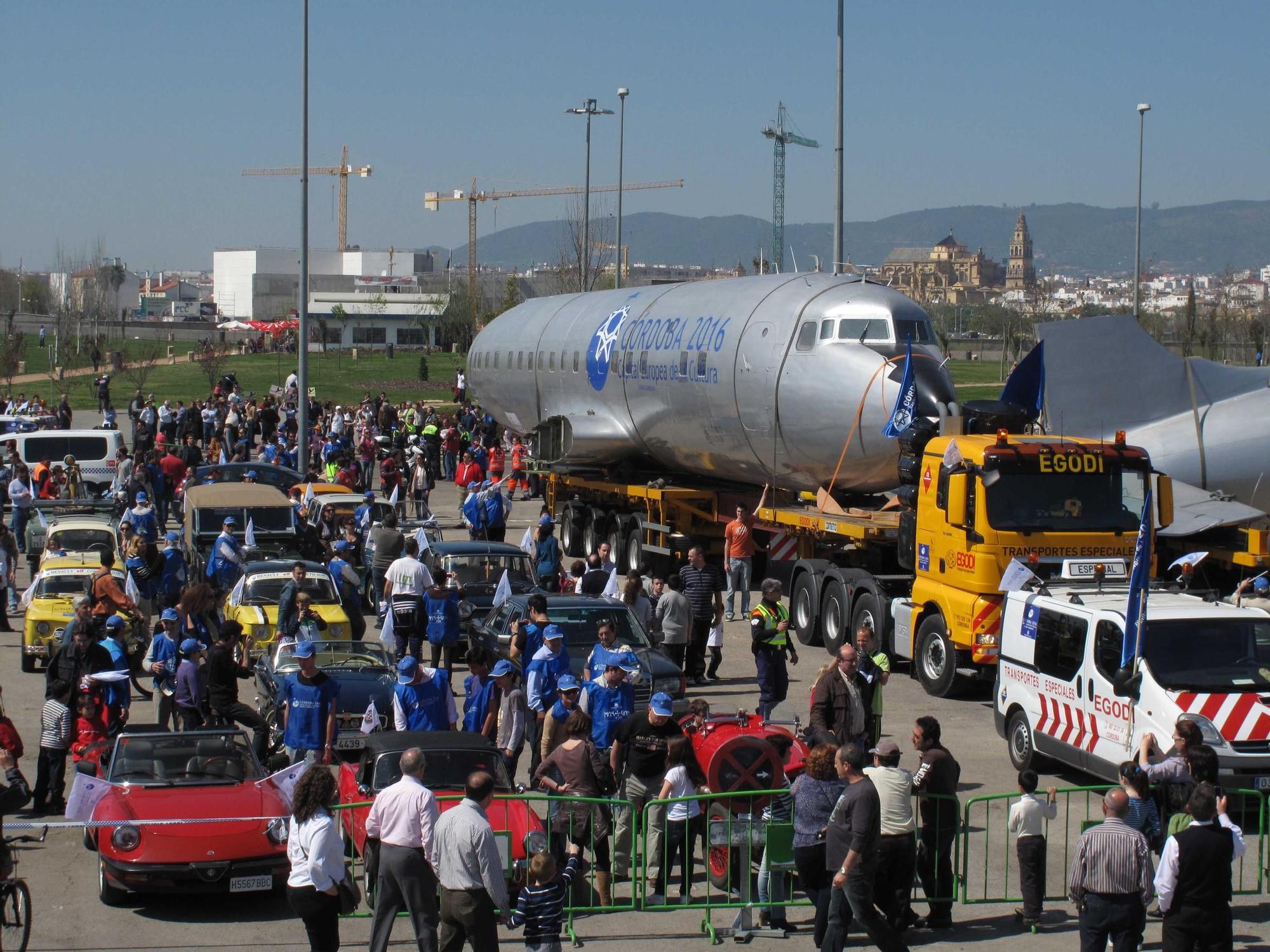 Así fue el multitudinario traslado del avión de Miraflores por el centro de Córdoba