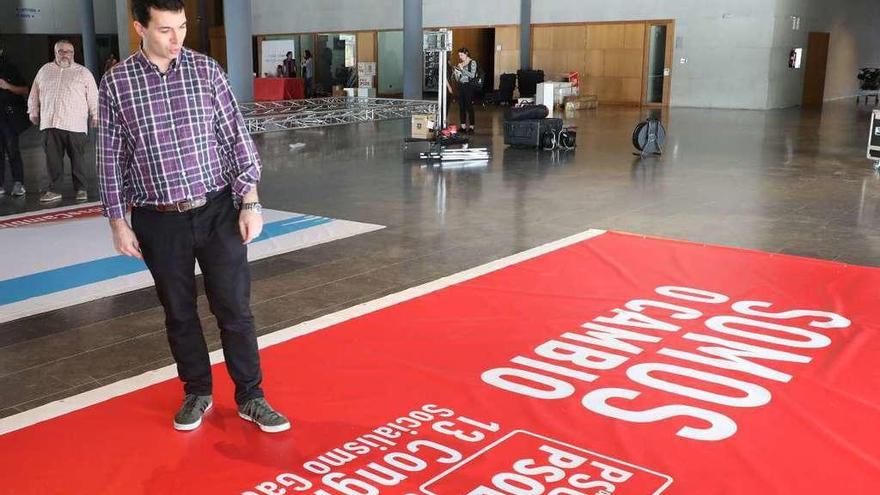 Gonzalo Caballero, ayer, en su visita al palacio de Congresos de Santiago donde se reúne el partido.