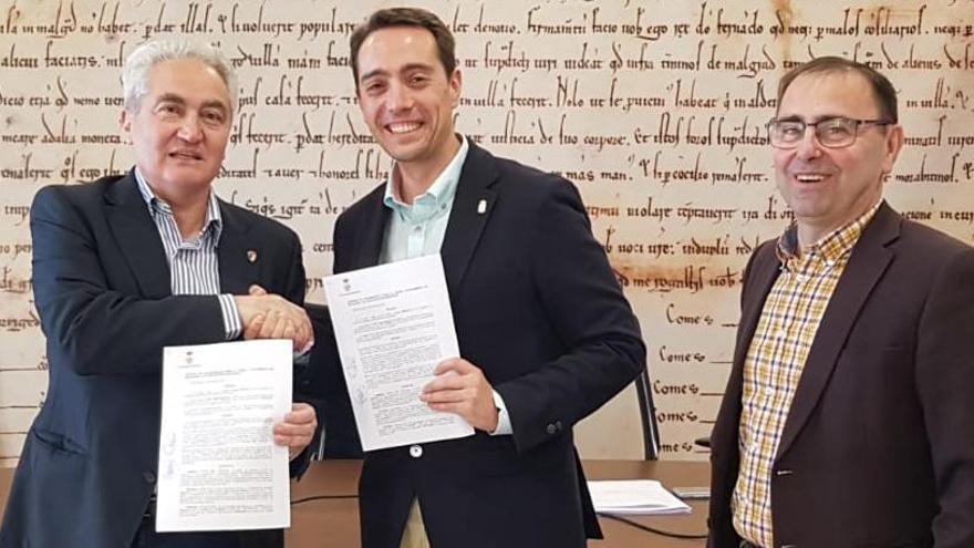 El alcalde y el concejal de Deportes firmaron el acuerdo con el presidente del CD Benavente.