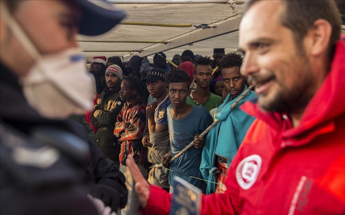 zentauroepp46371562 migrants gather on the deck of the spanish ngo proactiva ope181228113640