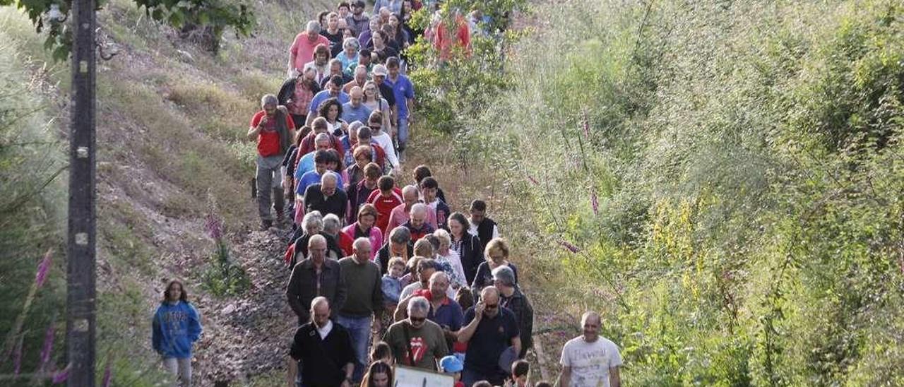 Una marcha por las viejas vías para reclamar su reconversión en senda peatonal y ciclista. // S. Álvarez