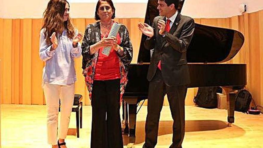 Marc Castells, amb la premiada, Pepita Jorba, i Susagna Roura