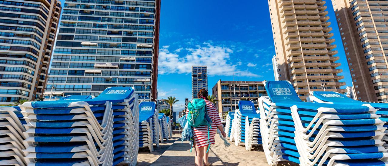 Hamacas amontonadas en la playa de Levante, a la espera de que el Ayuntamiento apruebe en pleno la autorización para colocarlas.