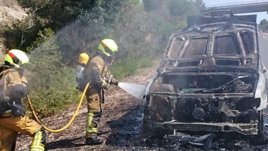 Un joven cae con su coche por un terraplén de 40 metros en la Serra d&#039;Oltà de Calp