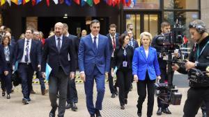 La presidenta de la Comisión Europea, Ursula von der Leyen, el presidente del Gobierno español, Pedro Sánchez, y el presidente del Consejo Europeo, Charles Michel, asisten a la cumbre de líderes de la Unión Europea, en Bruselas
