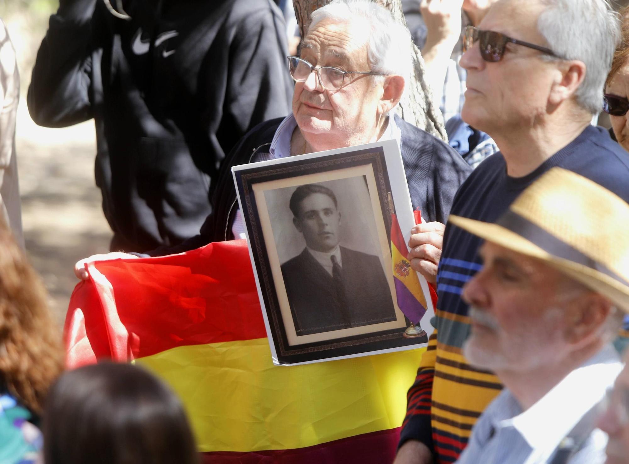 Bene Vijuescas, junto al retrato de su padre, ayer, en el paredón de España