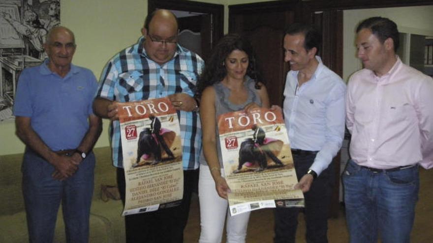 Representantes del Ayuntamiento, AECC y Asociación del Sáhara durante la presentación de la Benéfica.