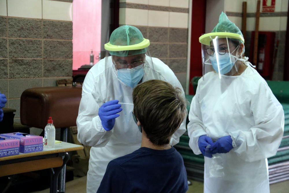 Extracció de mostres PCR a l'escola Bell-lloc de Girona