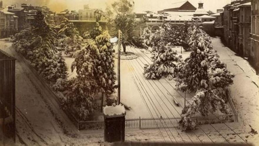 Bajada de San Francisco, hoy Plaza del Ayuntamiento en 1885