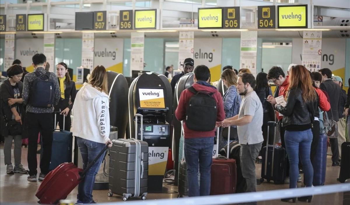 Colas de facturación de Vueling en el aeropuerto de El Prat.