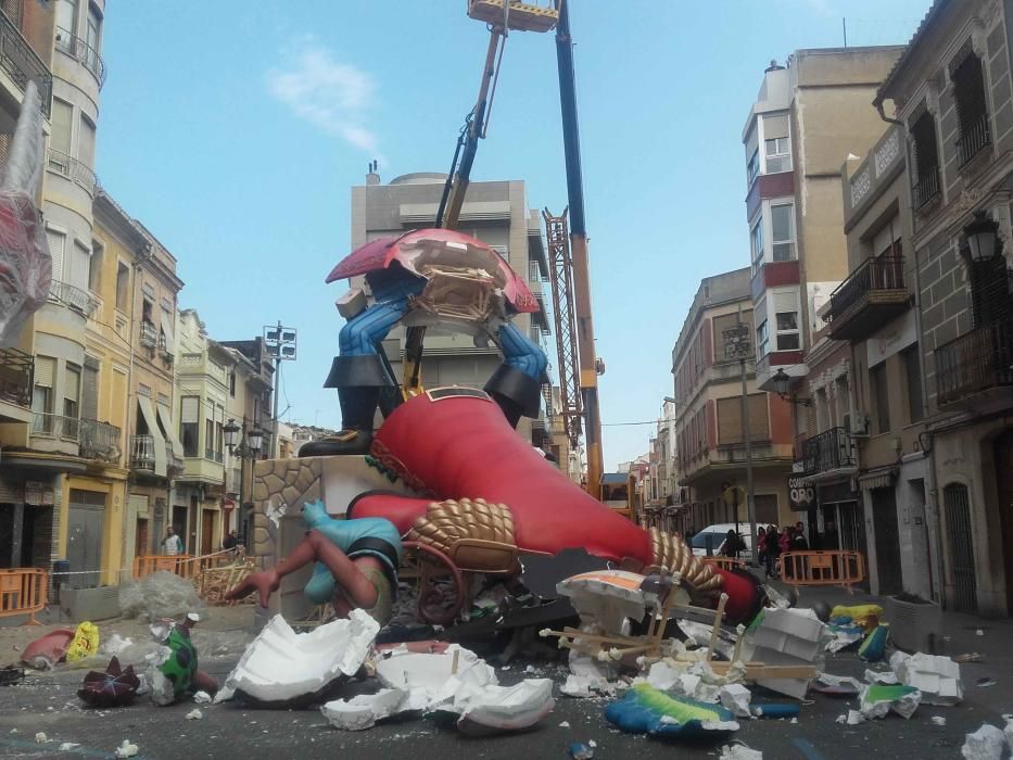 Cae el remate de una falla en Cullera