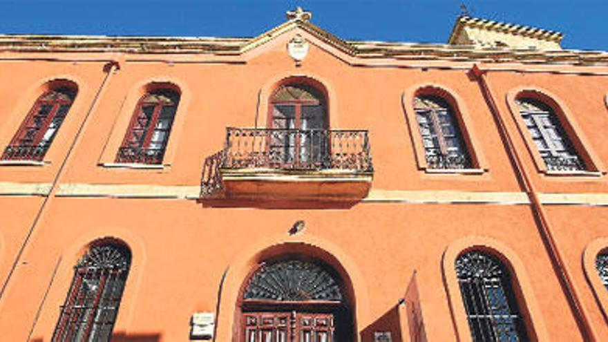 Fachada principal de edificio San Roque, situado junto a la Ermita de San Roque, que ha sido recientemente rehabilitado para albergar a colectivos.