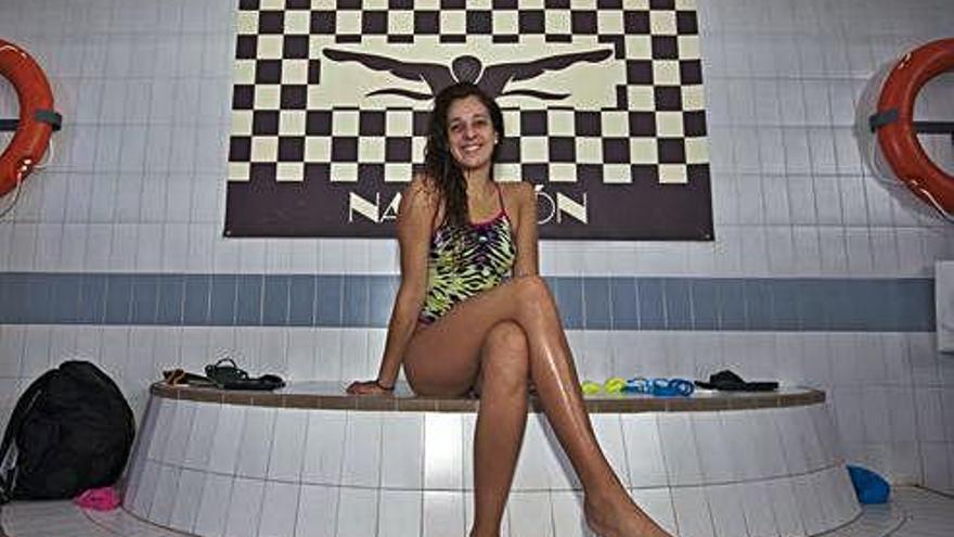 María de Valdés, en la piscina del Liceo, antes de viajar a Japón y de ahí a Corea.