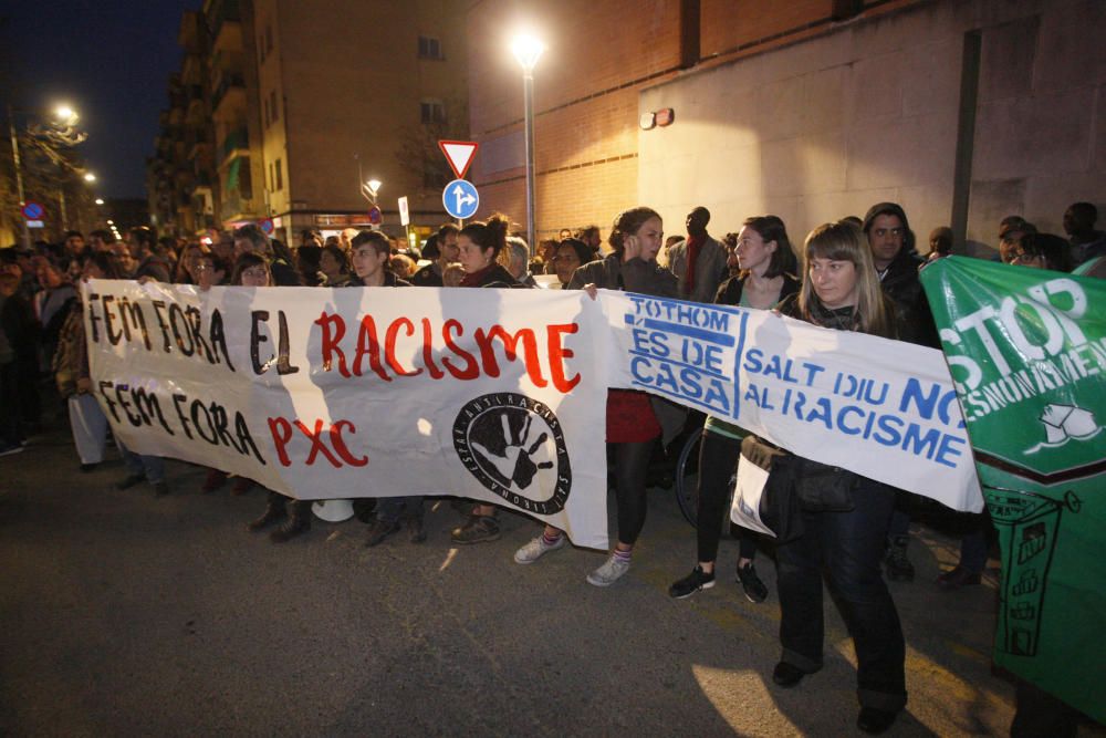 Dues concentracions s'han enfrontat a Salt per la inseguretat i el racisme