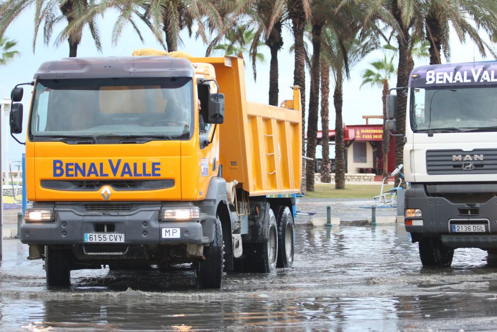 El paseo marítimo de Huelin y la calle Pacífico amanecían inundadas por el agua y provocando retenciones de tráfico.