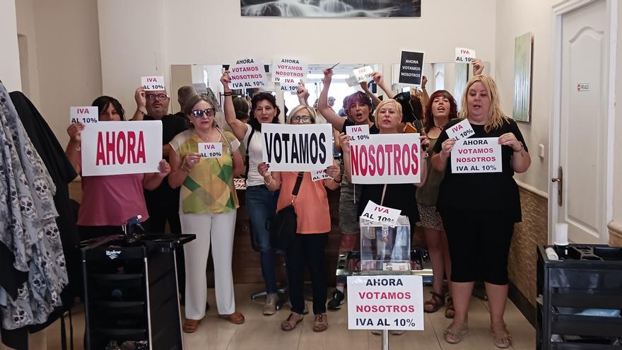 El sector de la peluquería simula una jornada electoral para &quot;votar&quot; en defensa de la bajada del IVA al 10%